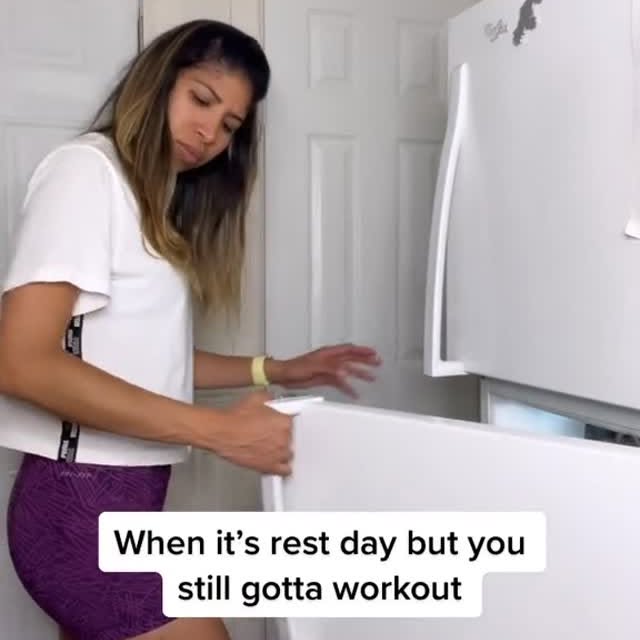 Rest day? I don't know her...⁣
#gymhumor