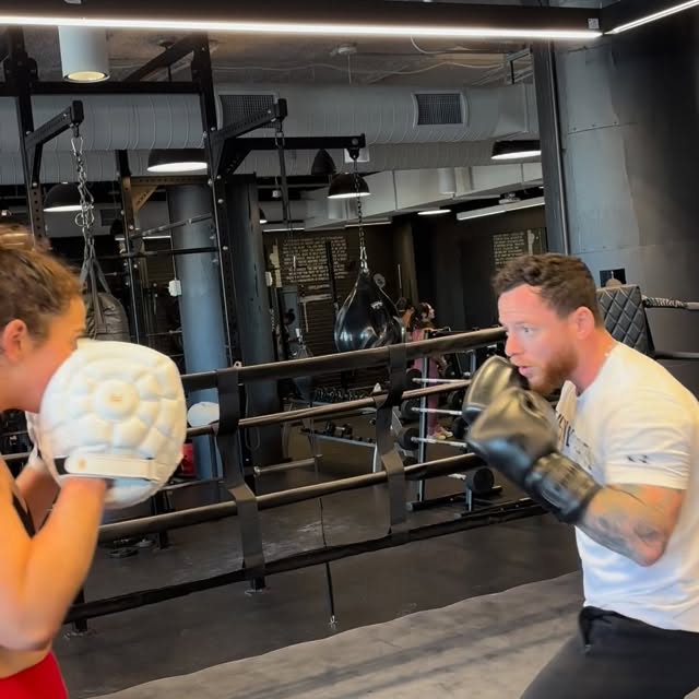 Teaching @knevans39 how to hold mitts & build combos🥊 only her 2nd time and she’s gett…