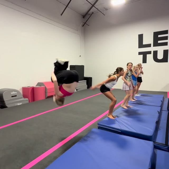 Our ELITE level girls. 😍
•
•
•
•
•
#tumbling #skills #tumblers #dance #gymnastics #acr…