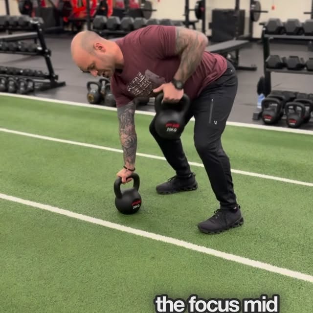 Grab two kettlebells/dumbbells and work that back 

#bostonstrengthtraining #theundergr…