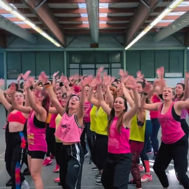 Ok ladies now let's get in formation 👯‍♀️

🎶: “Tu Me Quemas” @nacho 
📸: @giorgiacasi…