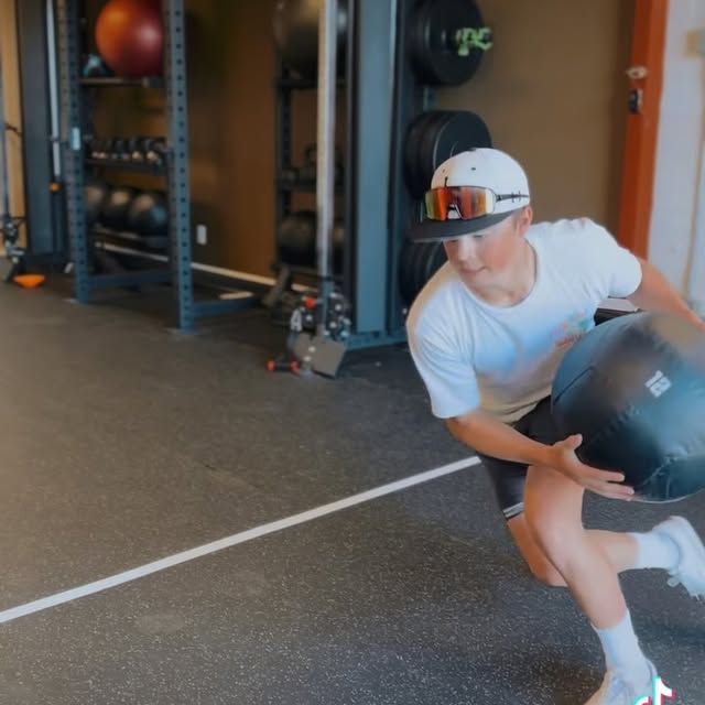 Baseball is back in season ⚾️ but let’s keep training!💪🏼

#baseballseason #baseballtr…