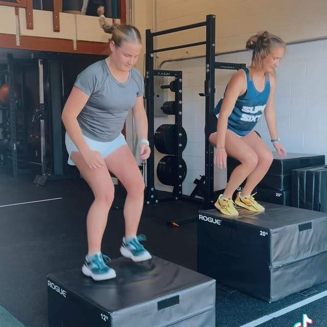 POV: working out with your sister. 
Getting faster & stronger TOGETHER 💪🏼 
#sisterwor…