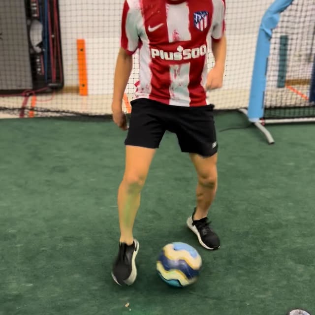 Soccer Drill ⚽️ with @fitlighttraining 
Left 🟢 Right🔴
This drill trains:
☑️Decision M…