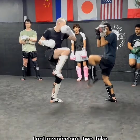Muay Thai kick fake set up to chop the standing leg. Oní Yōkai Muay Thai 
🥋👹🇯🇵🙏🐘�…