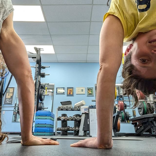 Wall plank.

#exersice #fitness #personaltraining #strongwomen #workout