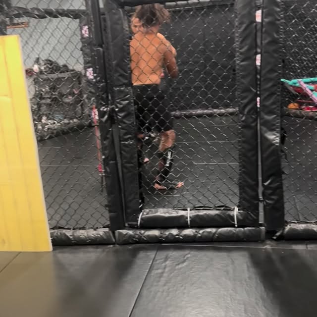 After hours work between @jbunjs and @its_d_dogg 

#mmagym #hemet #sparring