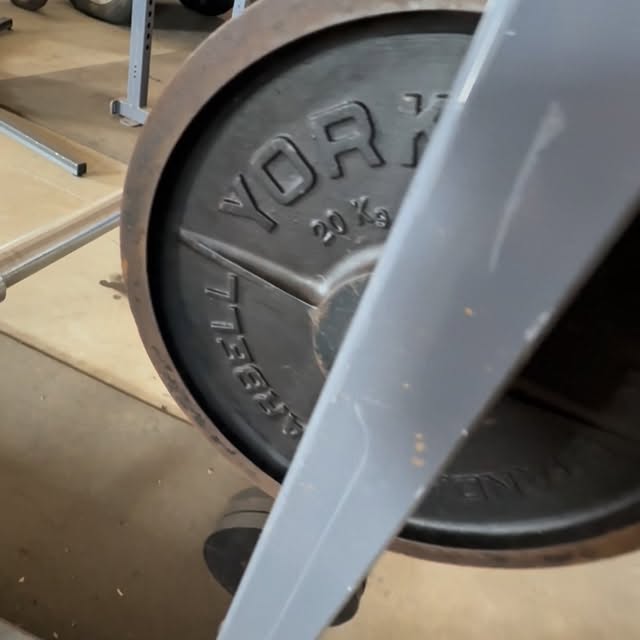 @libertybarbell “Home Gym” picture of the week. 

What’s cooler: a set of genuine pre-U…