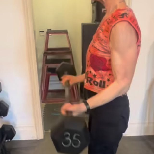 sun’s out, guns out ☀️ 

#womenwholift #gym #strongwomen #personaltrainer #coronado
