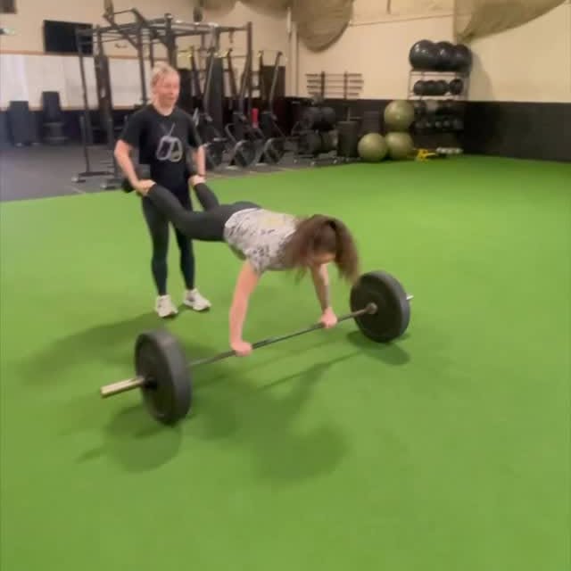 When your “workout” turned into a team sport real quick🤣who needs cardio machines when…