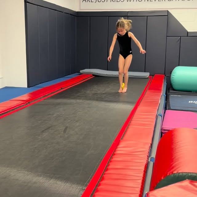 Squeeze the sponge ! 🧽 #tumbling #trampoline #gymnastics #getbetter