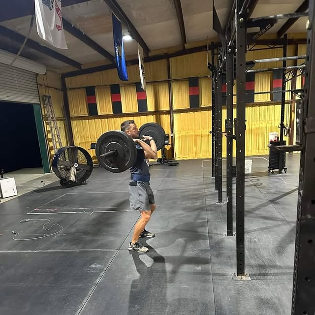 Monday morning!  F3PETAL.COM #faithfamilyfitness #morethanabuilding #paytheman #5am