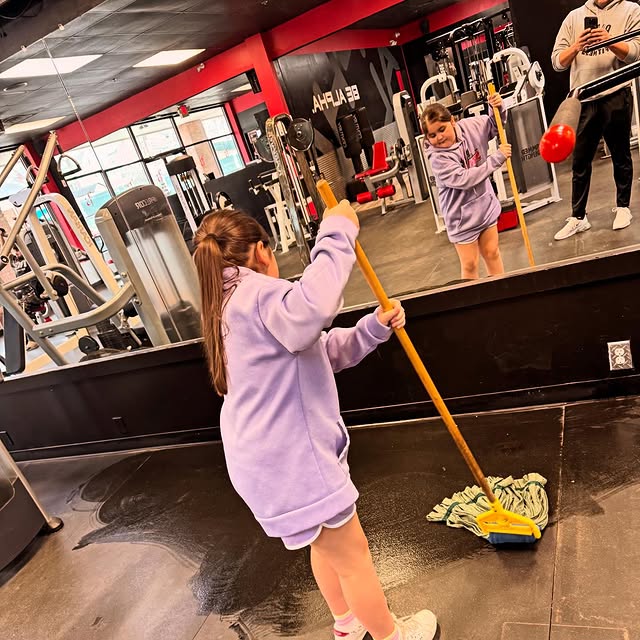 Sunday clean up with Antonella for the new machines coming this week!! 💪😉🧼 #alphafit…