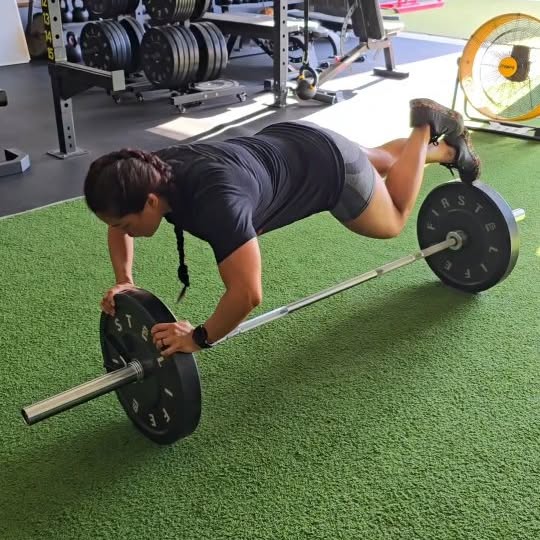 Barbell Push Up Challenge 💪🏽 

We stay playing! I mean pushing each other!  Haha Let'…