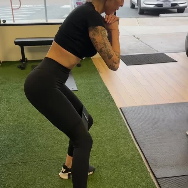 Multitasking women hack: Workout with overnight curls to go from gym to work 💁🏻‍♀️ #s…
