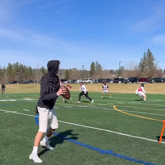 @tglos7 was carving up the defense in the high school championship game.

big time perf…