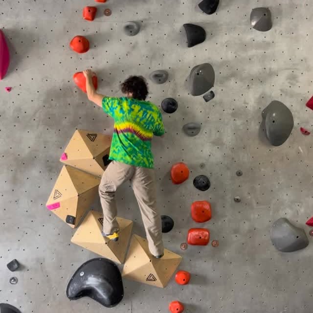Slopers on the Warped Slab

#elevationbouldering #eugeneoregon #boulderinggym #boulderi…