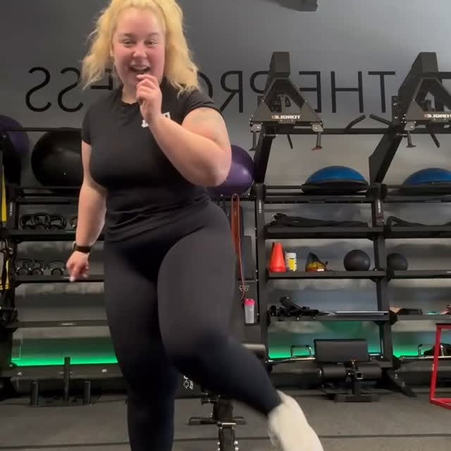 🚨FORM FRIDAY!!!!🚨
Let’s go over an incline dumbbell chest press with coach Nikki! 
Th…