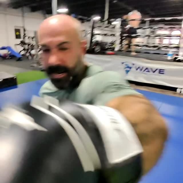 🍗🍗🍗🍗 +🥤 
Four Piece and a Soda

Open stance with a 9, 2, 3, 10 four-count combinat…