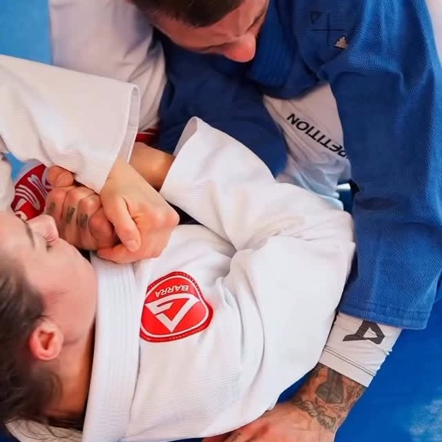 Jiu-Jitsu is amazing! 💥
A simple and effective attack — the Americana from closed guar…