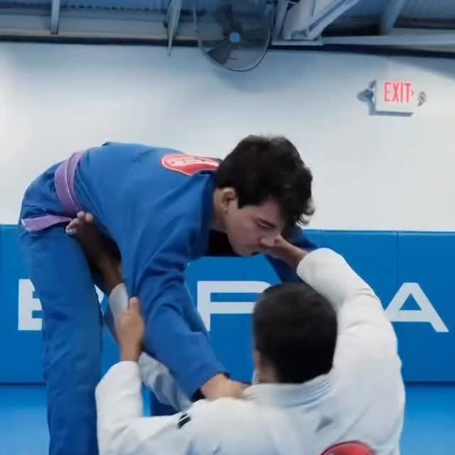 Sweep from De La Riva with the esteemed Professor  Philipe Della Monica | @philipefurao…