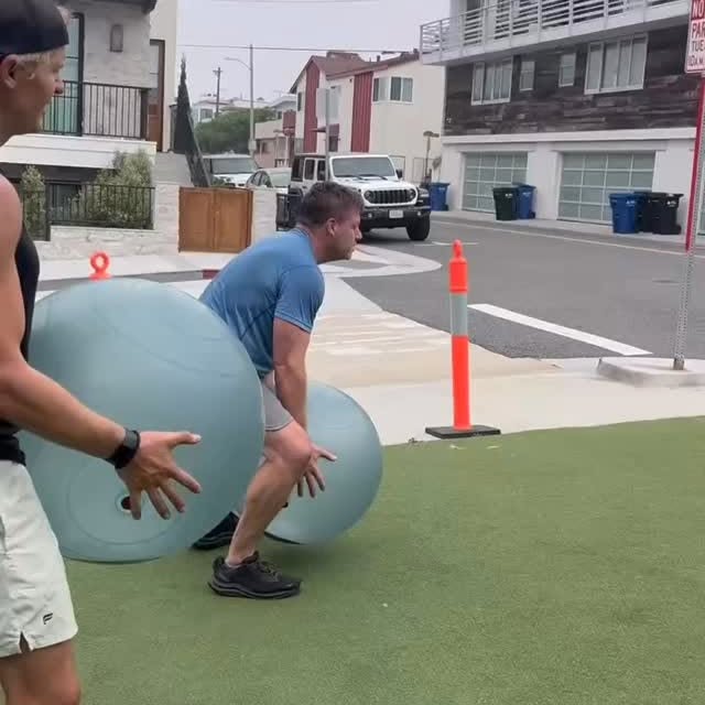 🔥 MEMBER vs TRAINER CHALLENGE 🔥

We took the classic burpee… and made it a little spi…