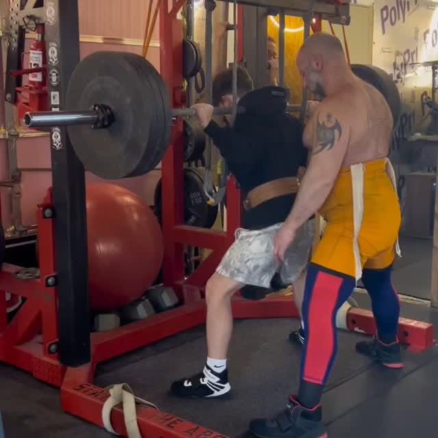 330lbs. Naked knee Pr today for @giacomo_moritz .
First max since last June. This is go…