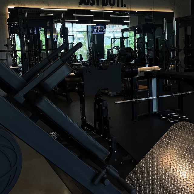Iron meets intention➖

#justdoit #nike #bellevue #bellevuewa #seattle #seattlewa #gym #…