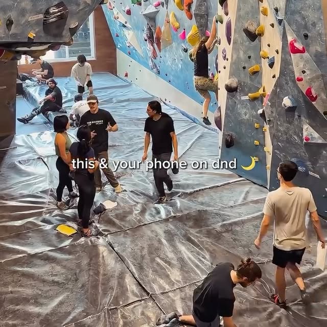 just you, the wall, and zero notifications 🌙🧗‍♂️
.
.
#satxbouldering #satxclimbinggym