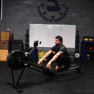 𝗥𝗼𝘄𝗶𝗻𝗴

Arms extended and hips slightly behind shoulders at the catch
Legs extend…