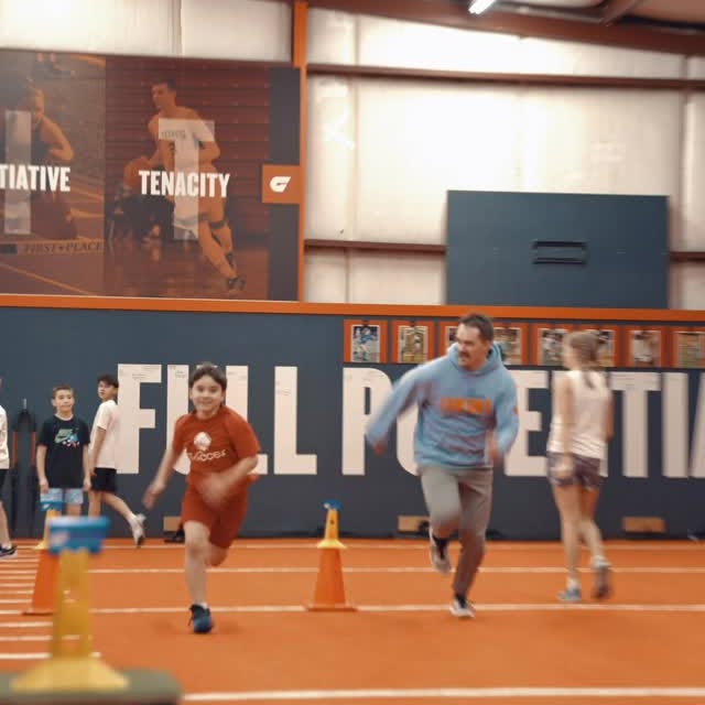 Monday sets the tone ‼️

Athletes working through speed drills while coaches guide and …