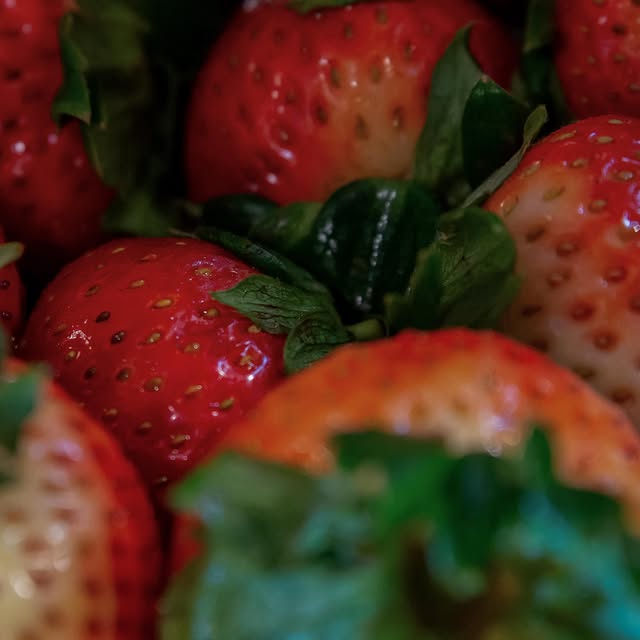 This Strawberry Cheesecake healthy dessert/snack satisfies your sweet tooth without rui…