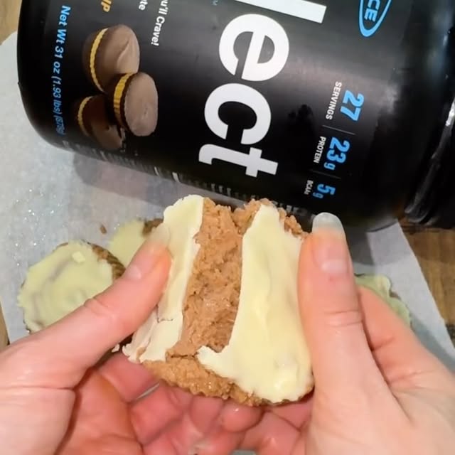 White chocolate or milk? 😋

Use either with this recipe! 📝 

You’ll need:
1/2 cup sal…