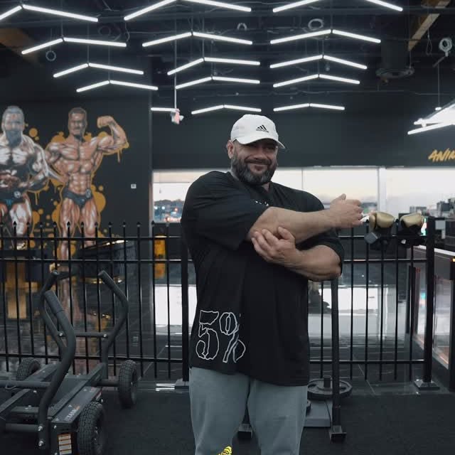 Chuck said it’s time to stretch… didn’t expect this variation 😭💀

#AnimalParadise #Gy…