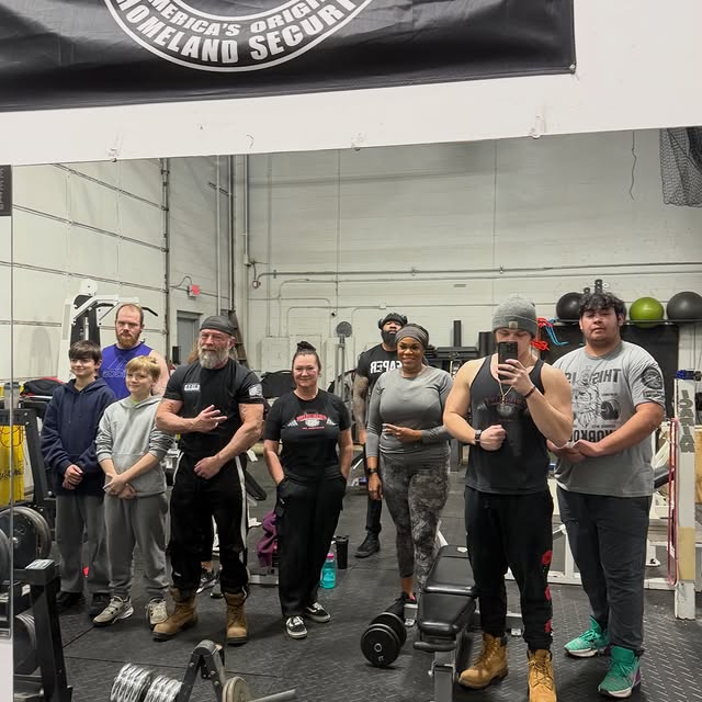 Strong together. 💪
Every rep hits different when you’re surrounded by people chasing t…
