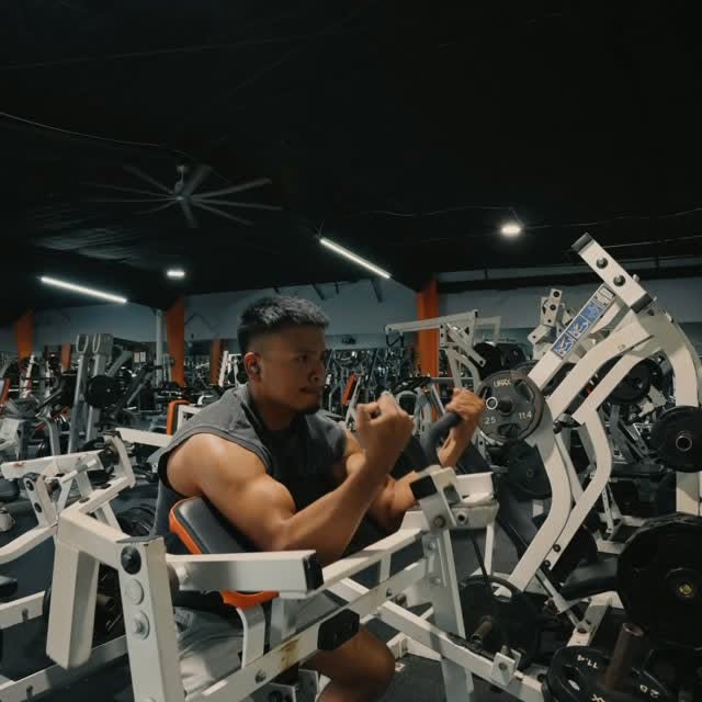Happy Monday! Start the week off right with a pump🏋🏽‍♀️

#mondayworkout #houstongym #…