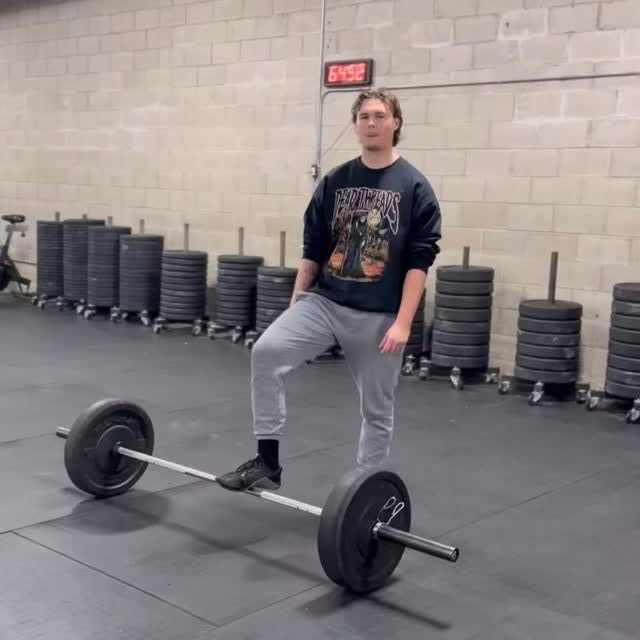 Sumo Deadlift — Key Points

• Hip Mobility Required
A wider stance demands good hip mob…