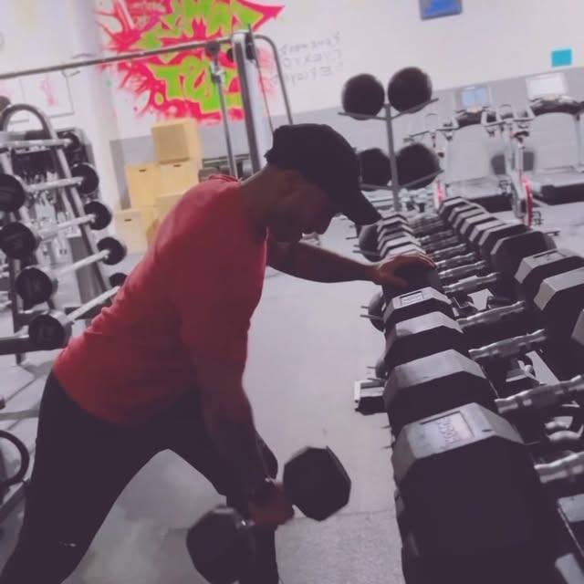 💡 Trainer Tip Tuesday 💡

Single Arm DB Supported Row — a powerful move for building s…