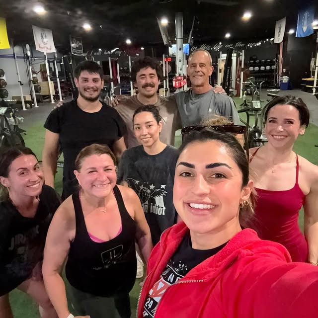 6pm showing up for my fire playlist!!! 🔥 
•
Miranda’s Full Body Mondays!! 💪 
•
#monda…