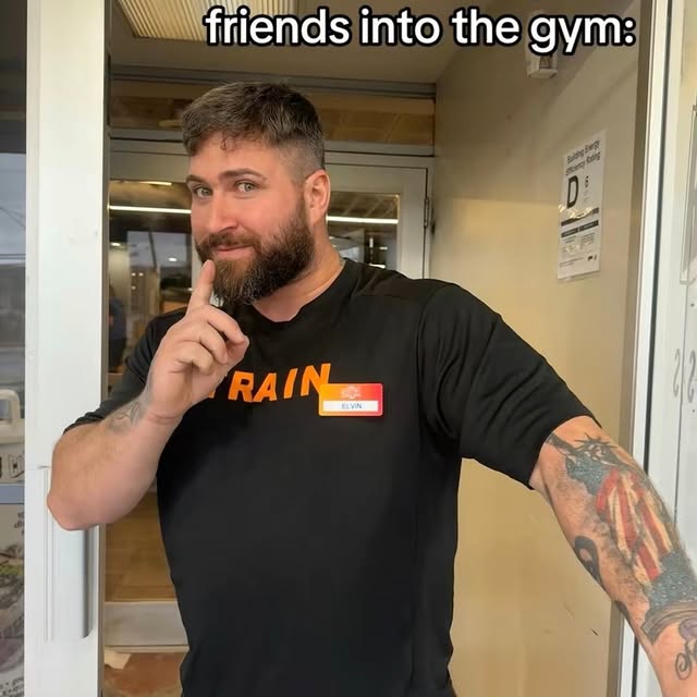 “How to sneak your friends into the gym…” 🤫⁣
📸: @crunchsisouth, NY