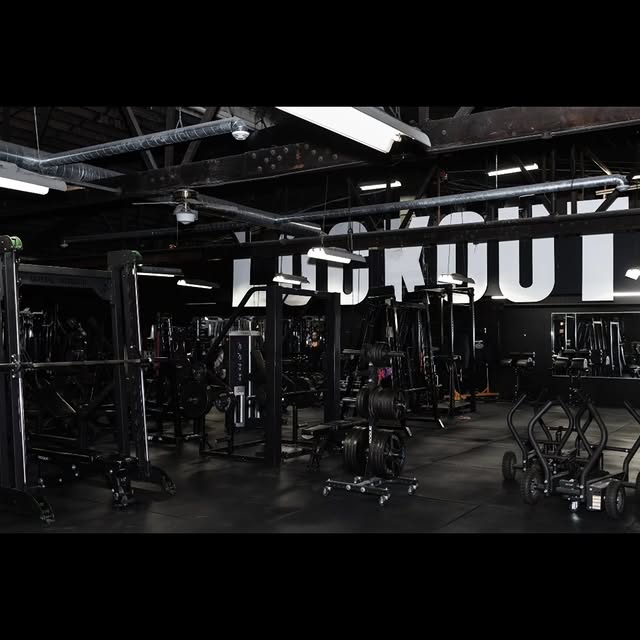 Dark room.

Heavy weight.

Serious people.

LOCKOUT FITNESS