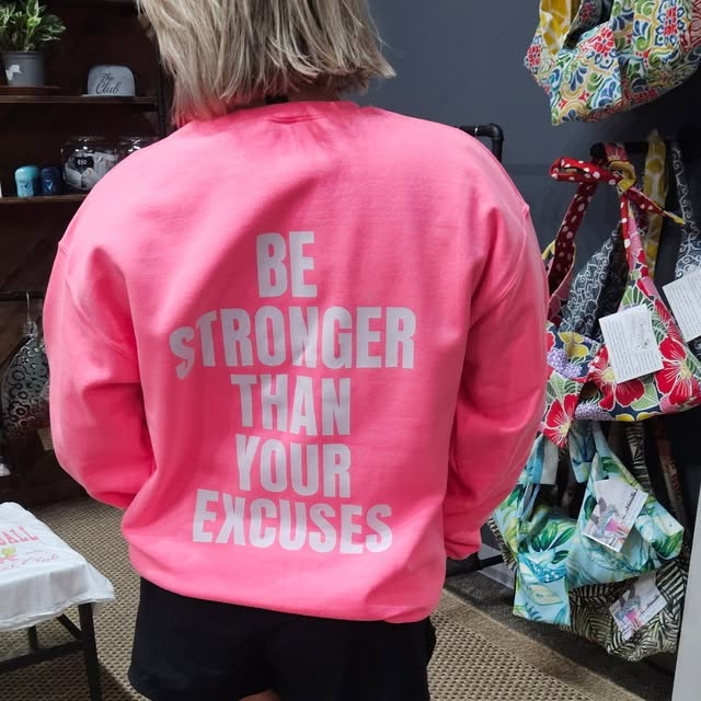 No excuses. Just strength. 🖤💪
This cozy-meets-powerful sweatshirt is waiting for you …
