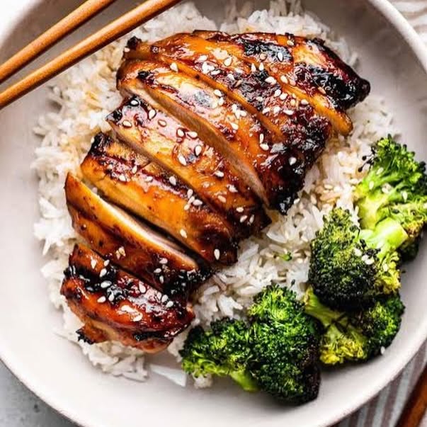 🍍🥢 TERIYAKI CHICKEN BOWL 🥢🍍
Challenge is officially LIVE and meals don’t need to be…