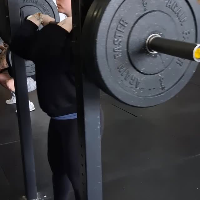 Who doesn’t love squats on a Monday???⁠
⁠
Rebecca making it look easy.⁠
⁠
Strong positi…