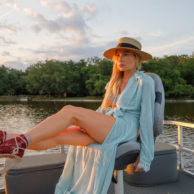 Me and my airboat style popped up on my memories today. 

I saw @emmylouharrisofficial …