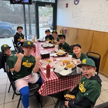 The 9U Black squad came out to support the 12U Fundraiser last weekend at Little Louie’s!