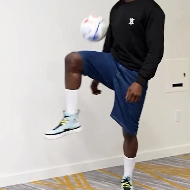 He can do it all 🤩

@Stylebender does the Keep-Ups Challenge before the @FifaWorldCup …