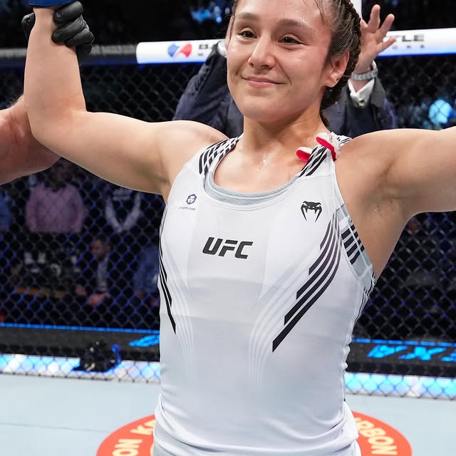 You can’t let her take your back 😮‍💨

@Alexa_Grasso is ready to make a statement at #…
