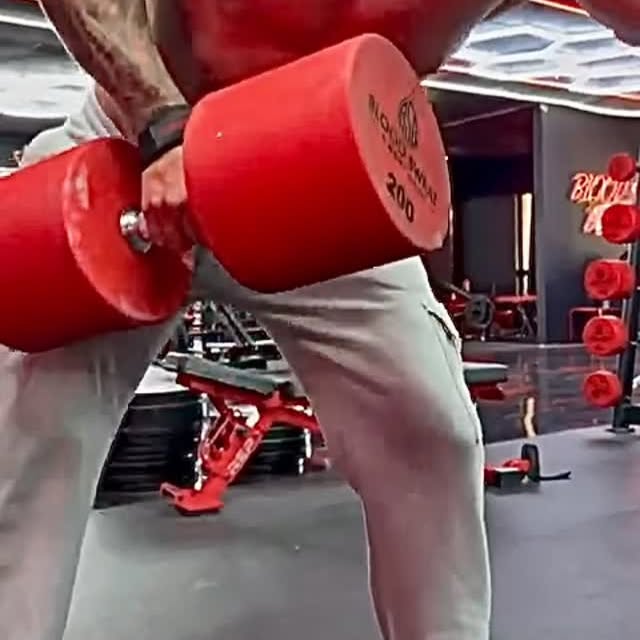 Today we tested our might with the 200LB Dumbbell Row Challenge 🚨 💪 

📹: @safarver 
…