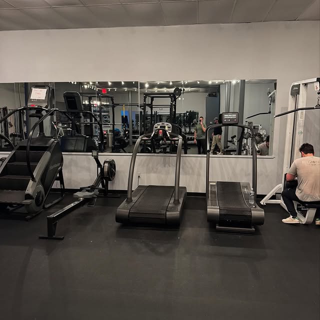 Starting off the week strong with a leg workout. 

1. Barbell squat: 20, 20, 15, 10, 6 …